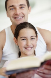 Father and daughter (10-11) portrait. Photo : Momentimages