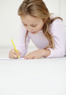 Girl (10-11) drawing. Photo : Momentimages