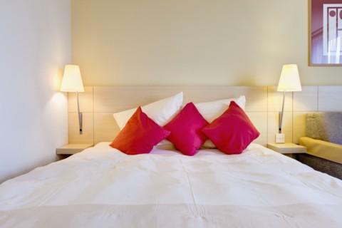 Pillows on bed in luxury home. Photo : Jon Boyes