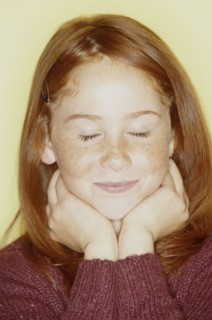 Young girl with her eyes closed. Photo : Fisher Litwin