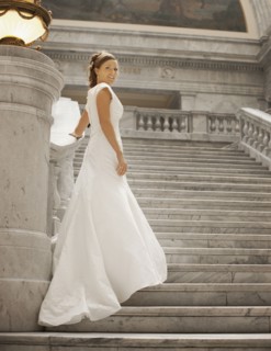 Portrait of bride on steps. Photo : FBP