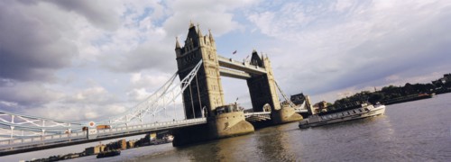 Tower bridge on Thames River. Photo : Fisher Litwin