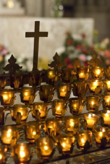 Cross with candles in cathedral. Photo : Antonio M. Rosario