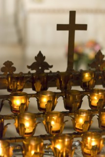 Cross with candles in cathedral. Photo : Antonio M. Rosario