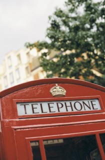 Telephone booth in London England. Photo : Fisher Litwin