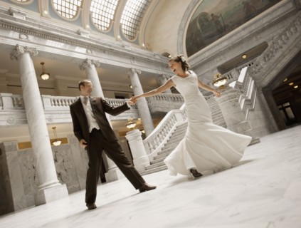 Bride and groom holding hands in mansion. Photo : FBP