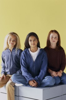 Three friends sitting together. Photo : Fisher Litwin