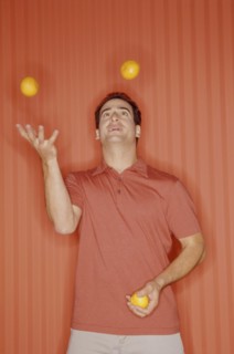 Man juggling. Photo : Fisher Litwin