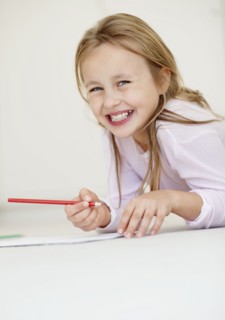 Girl (10-11) drawing. Photo : Momentimages
