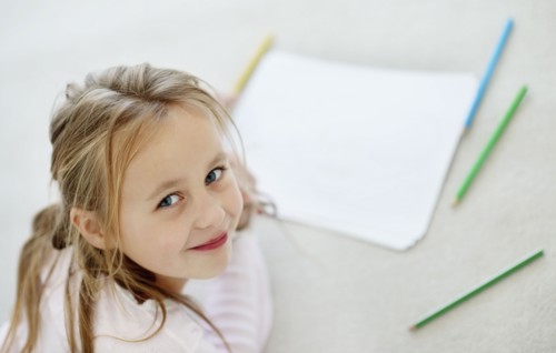 Girl (10-11) drawing. Photo : Momentimages