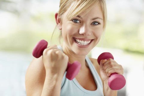 Portrait of young blonde woman exercising. Photo : Momentimages