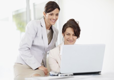 Female office workers using laptop. Photo : Momentimages