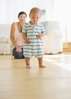 Mother watching her son's first steps (6-11 months). Photo : Daniel Grill