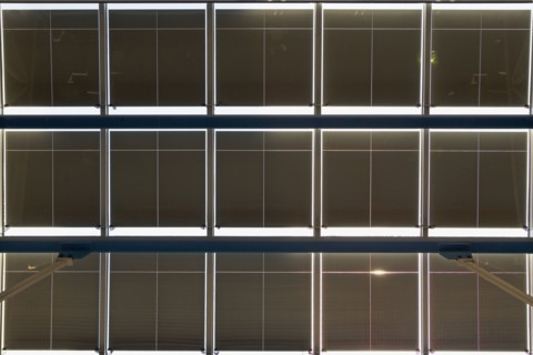 USA, New York State, New York City, Solar panels on glass roof of modern building. Photo : fotog