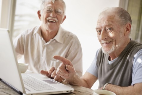 Senior men using laptop. Photo : Momentimages