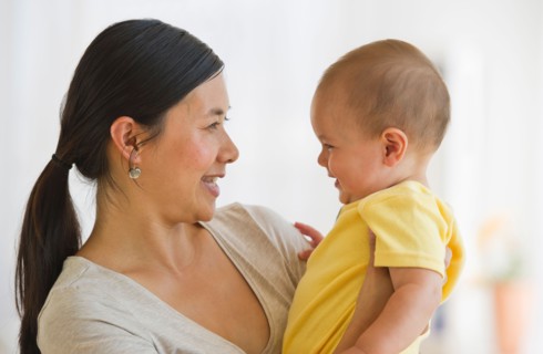 Mother holding son (6-11 months). Photo : Daniel Grill
