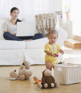 Baby boy (12-17 months) with mother in room. Photo : Daniel Grill