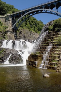 USA, New York State, Croton, Dam and waterfall under bridge. Photo : fotog