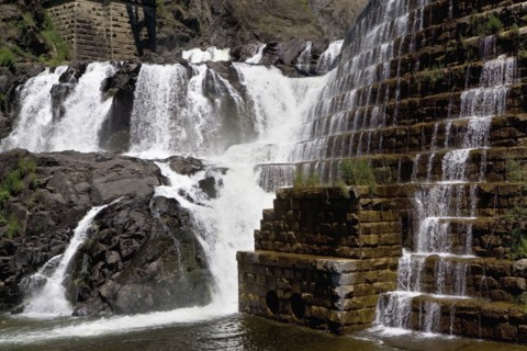 USA, New York State, Croton, Dam and waterfall under bridge. Photo : fotog