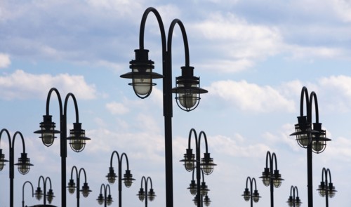 Old-fashioned street lights against sky. Photo : fotog