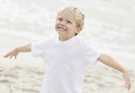 Portrait of boy (4-5) playing on beach. Photo : Momentimages