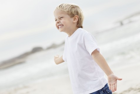 Portrait of boy (4-5) playing on beach. Photo : Momentimages