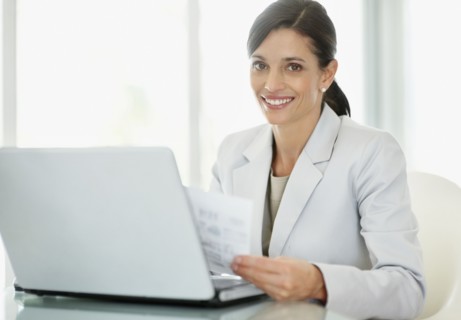 Businesswoman working on laptop. Photo : Momentimages