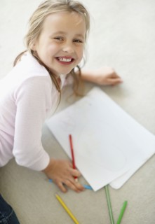 Girl (10-11) drawing. Photo : Momentimages