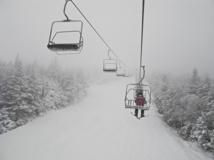 Skier on chair lift. Photo : Johannes Kroemer