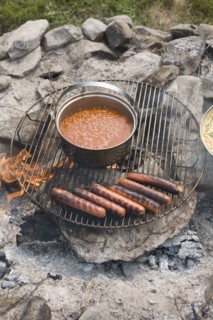 Grilled sausages and beans on campfire. Photo : David Engelhardt