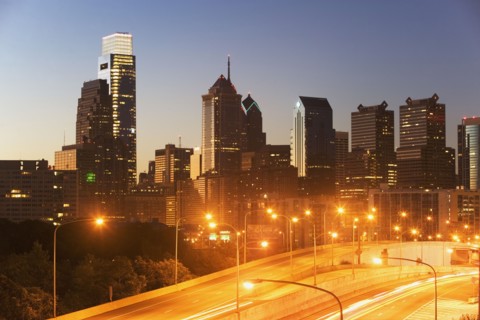USA, Pennsylvania, Philadelphia, Comcast Center and traffic at dusk. Photo : fotog