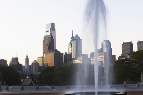 USA, Pennsylvania, Philadelphia, Fountain in Park, Skyline in background. Photo : fotog