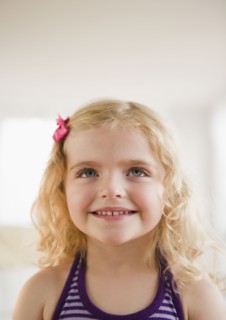 Portrait of blond girl (4-5). Photo : Jamie Grill