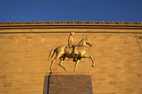 USA, Pennsylvania, Philadelphia, Statue in front of Philadelphia Museum of Art at sunset. Photo :