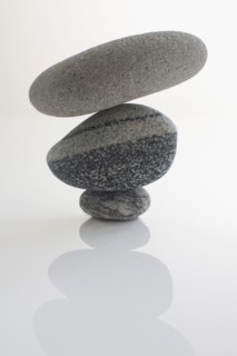 Three balanced stones. Photo : David Engelhardt