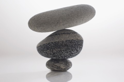 Three balanced stones. Photo : David Engelhardt