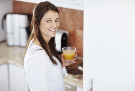 Portrait of mid adult woman holding glass. Photo : Momentimages
