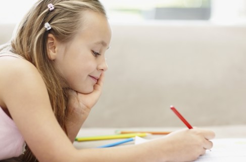 Girl (10-11) doing homework. Photo : Momentimages