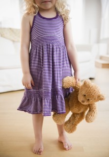 Blond girl (4-5) with teddybear. Photo : Jamie Grill