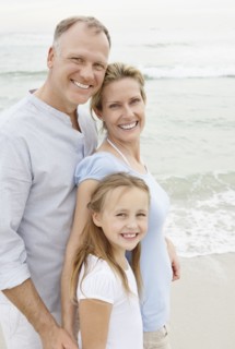 Portrait of smiling parents with daughter (10-11). Photo : Momentimages