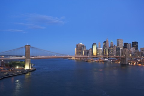USA, New York State, New York City, Brooklyn Bridge and Manhattan skyline at dusk. Photo : fotog