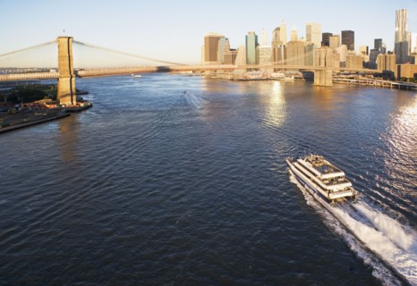 USA, New York State, New York City, Brooklyn Bridge and Manhattan skyline. Photo : fotog