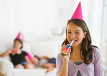 Girls (2-3,8-9,12-13) with party hats and party horn blowers. Photo : Daniel Grill