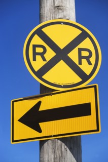 Railroad crossing sign. Photo : fotog