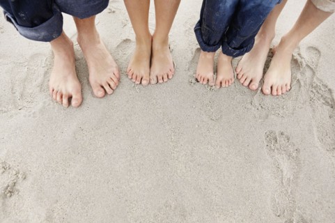 Family at beach, low section. Photo : Momentimages