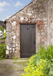 Old cottage door. Photo : Jon Boyes
