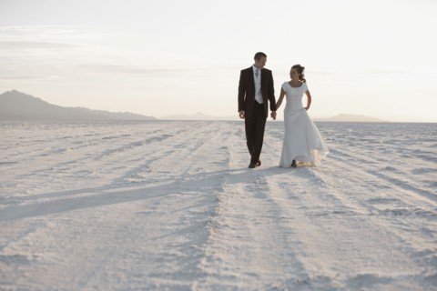 Bride and groom holding hands in desert. Photo : FBP
