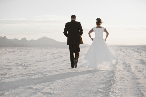 Bride and groom holding hands in desert. Photo : FBP