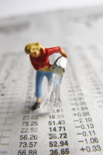 Model woman pouring water on financial figures. Photo : Antonio M. Rosario