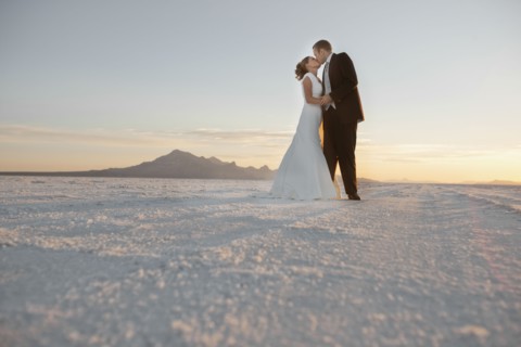 Groom kissing bride in desert. Photo : FBP